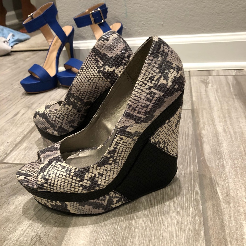 $5 Sale 💜💜Peep toe wedges